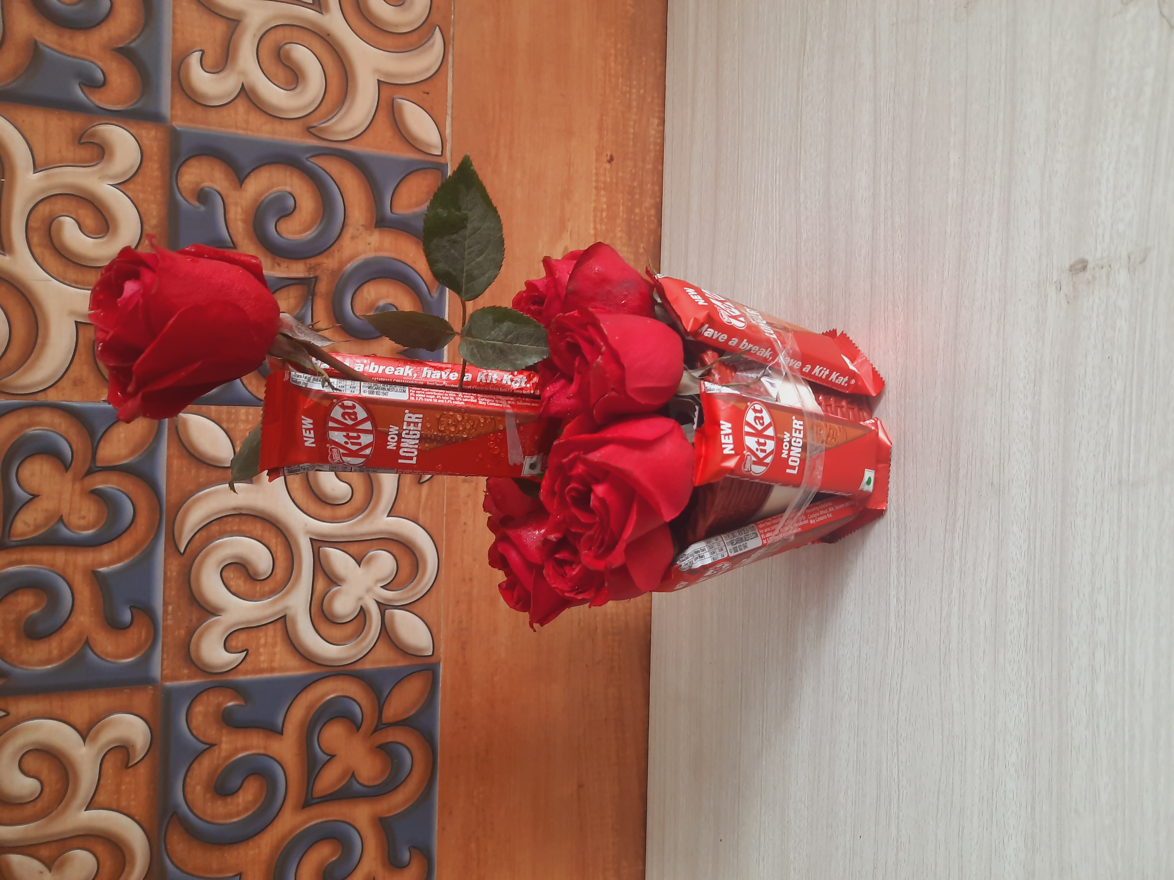 Red Rose n kitkat fusion 10 red roses and 10 kitkat chocolates